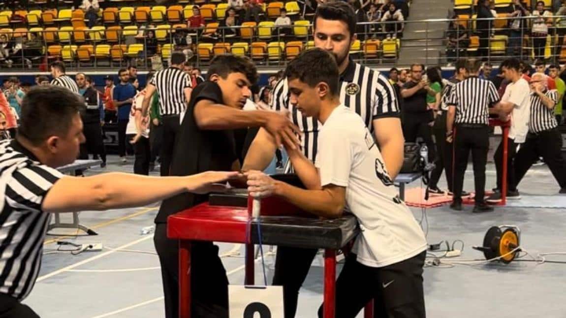 Okulumuz öğrencileri Ankara ilinde düzenlenen Türkiye Şampiyonası bilek güreşi müsabakalarında Afyon ilimizi temsil etti.